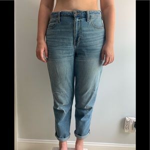 Hollister Ultra High Rise Mom Jean 13R, W 31 L 27